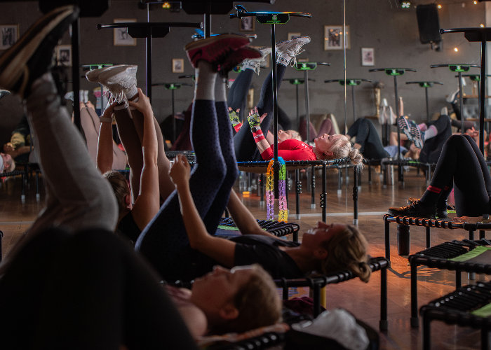 20 original Jumping-Fitness-Trampoline während Probestunde Lady Jumping München