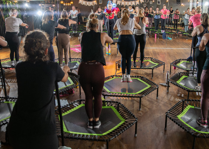 20 original Jumping-Fitness-Trampoline während Probestunde Lady Jumping München